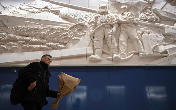 La longitud total de la nueva línea es de 70 km, es el mayor anillo de metro subterráneo del mundo. En la foto: estación Davídkovo. - Sputnik Mundo