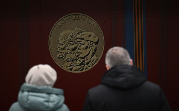 El nuevo anillo cuenta con 44 puntos de transbordo con otras líneas de metro y ferrocarril. En la imagen: pasajeros en la estación Naródnoye Opolcheniye. - Sputnik Mundo