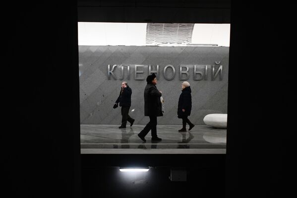 Las últimas nueve estaciones se pusieron técnicamente en servicio el 30 de diciembre de 2022, tras lo cual este tramo de la Gran Línea Circular fue puesto a prueba su fiabilidad y seguridad. En la imagen: estación Klenovi Bulvar. - Sputnik Mundo