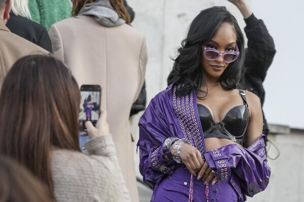 La modelo británica Jourdan Dunn posa para los fotógrafos antes del inicio de la colección pret-a-porter Paco Rabanne Otoño/Invierno 2023-2024 en la capital francesa de París. - Sputnik Mundo