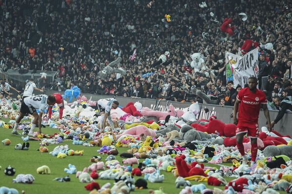 Aficionados inundaron el campo de juego del partido entre el Besiktas y el Antalyaspor con peluches en el estadio Vodafone de la capital turca de Estambul, Turquía. Lo hicieron para alegrar a los niños sobrevivientes del terremoto que azotó el país a inicios de febrero y generó decenas de miles de víctimas mortales. - Sputnik Mundo
