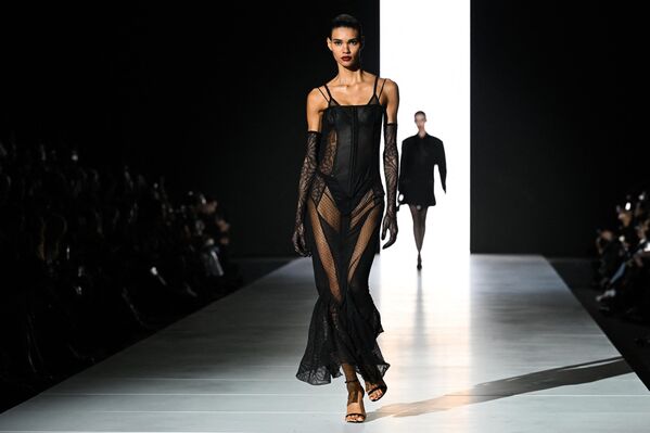Una modelo en el desfile de Dolce &amp; Gabbana durante la Semana de la Moda de Milán en Italia. - Sputnik Mundo