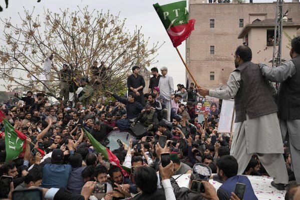 Una multitud de simpatizantes ante el coche del ex primer ministro paquistaní Imran Khan, en libertad bajo fianza en Islamabad. El ex primer ministro pakistaní, suspendido por una moción de censura, está siendo investigado por varios cargos, entre ellos "incitación al desorden público". - Sputnik Mundo