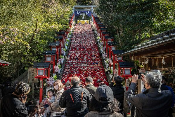 Muñecas japonesas Hina en la escalinata del antiguo santuario de Tomisaki, en la ciudad de Katsuura, durante el festival de niñas Hinamatsuri, una de las principales fiestas nacionales de Japón. - Sputnik Mundo