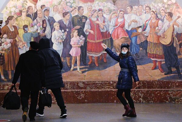 Una de las estaciones más impresionantes del metro de Moscú es Kíevskaya, en la línea 3 (azul). Está decorada con 25 magníficos frescos. Hoy en día, la estación es un objeto del patrimonio cultural ruso.En la foto: un panel dedicado al 300 aniversario de la reunificación de Ucrania con Rusia en la estación Kíevskaya de la línea 3 (azul). - Sputnik Mundo