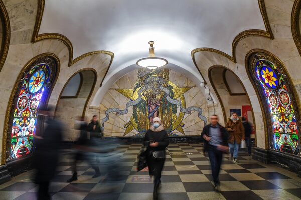 El metro de Moscú es el más bello del mundo. Muchas de sus estaciones pueden considerarse obras de arte, con mosaicos, vidrieras e incluso esculturas.En la foto: la vidriera de la estación Novoslobódskaya de la línea circular del metro de Moscú del autor Alexéi Duzhkin. - Sputnik Mundo