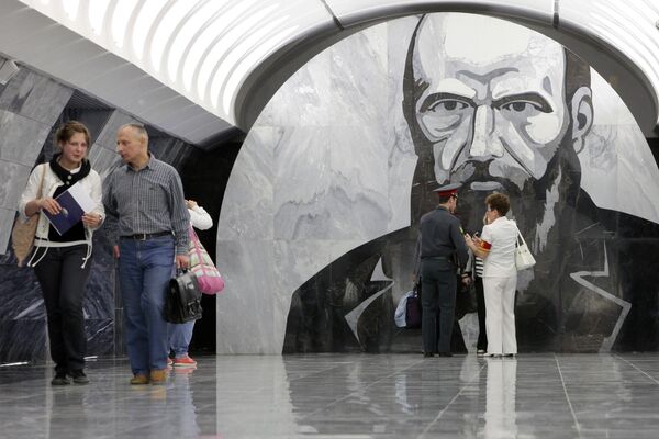 El diseño artístico de la estación Dostoyévskaya de la línea 10 (verde claro) se basa en la herencia literaria del gran escritor ruso Fiódor Dostoyevski.En la foto: el vestíbulo de la estación de metro Dostoyévskaya de la línea 10 (verde claro). - Sputnik Mundo