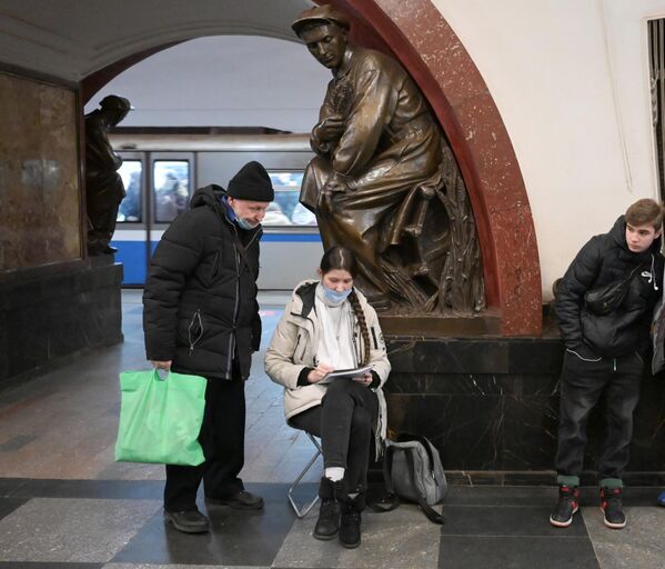 La escultura Agricultor-mecánico en la estación Plóshchad Revolutsii de la línea 3 (azul). - Sputnik Mundo