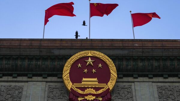 El emblema nacional chino y las banderas chinas - Sputnik Mundo