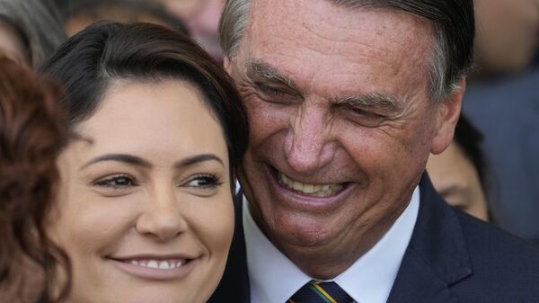 Jair Bolsonaro, expresidente de Brasil, y su esposa, Michelle Bolsonaro - Sputnik Mundo