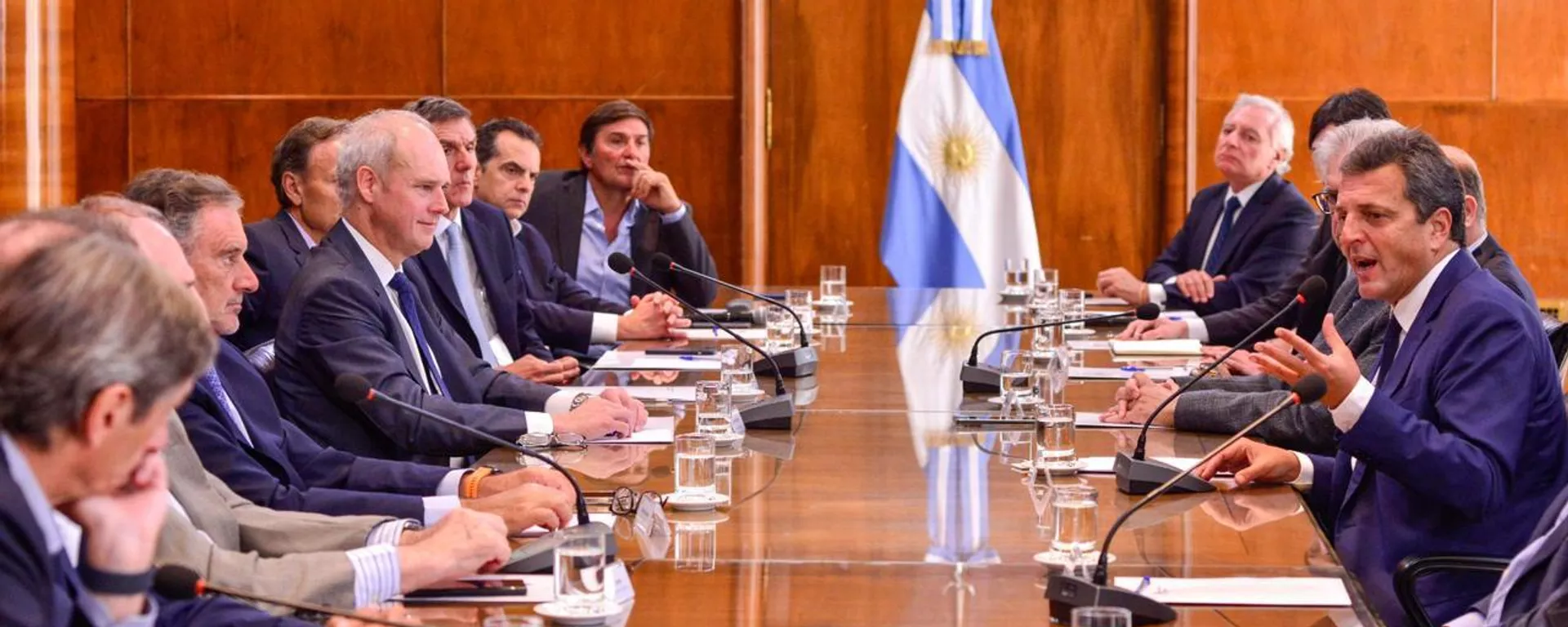 El Ministerio argentino de Economía se reúne con representantes de los bancos El Ministerio argentino de Economía se reúne con representantes de los bancos - Sputnik Mundo, 1920, 06.03.2023