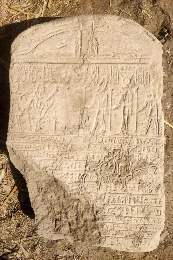 Debajo de la estatua se encontró una tablilla de la época romana pintada con jeroglíficos y escritura demótica. - Sputnik Mundo