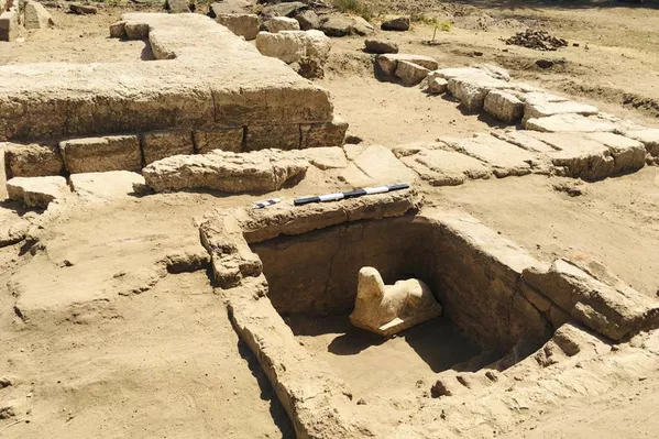 Una insólita estatua de esfinge fue descubierta durante unas excavaciones arqueológicas en la provincia de Qena. - Sputnik Mundo
