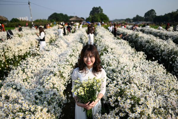 Una mujer vietnamita en un jardín botánico de Hanói, Vietnam. - Sputnik Mundo