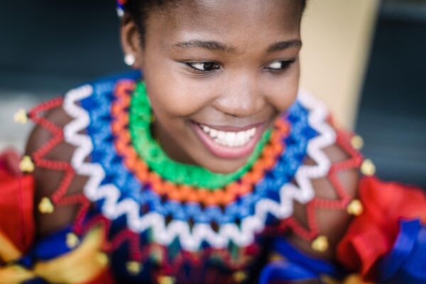 Una chica en traje tradicional durante un festival nacional en Durban, Sudáfrica. - Sputnik Mundo