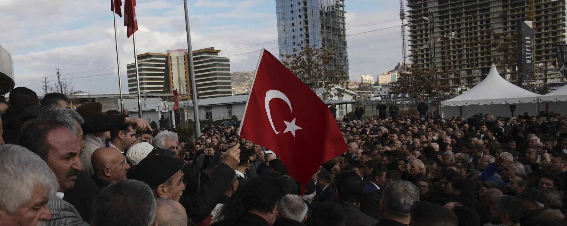 La gente espera antes de que Kemal Kilicdaroglu sea designado como su candidato común para desafiar al presidente Recep Tayyip Erdogan La gente espera antes de que Kemal Kilicdaroglu sea designado como su candidato común para desafiar al presidente Recep Tayyip Erdogan - Sputnik Mundo, 1920, 15.05.2023