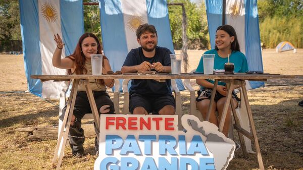 Juan Grabois y la diputada Ofelia Fernández, en el Campamento Nacional Estudiantil del Frente Patria Grande - Sputnik Mundo