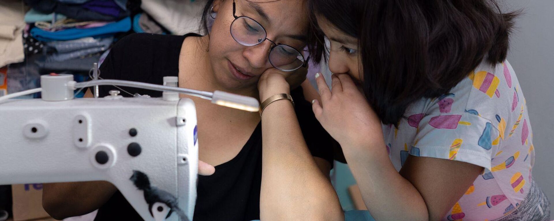 Maricarmen Telloli y su hija Maya en su taller de costura - Sputnik Mundo, 1920, 08.03.2023