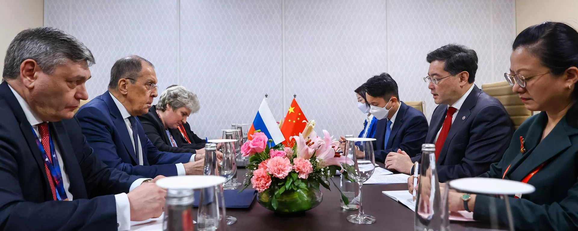 El canciller ruso, Serguéi Lavrov, se reunió con su homólogo chino, Qin Gang, en Nueva Delhi, el 2 de marzo de 2023  - Sputnik Mundo, 1920, 09.03.2023