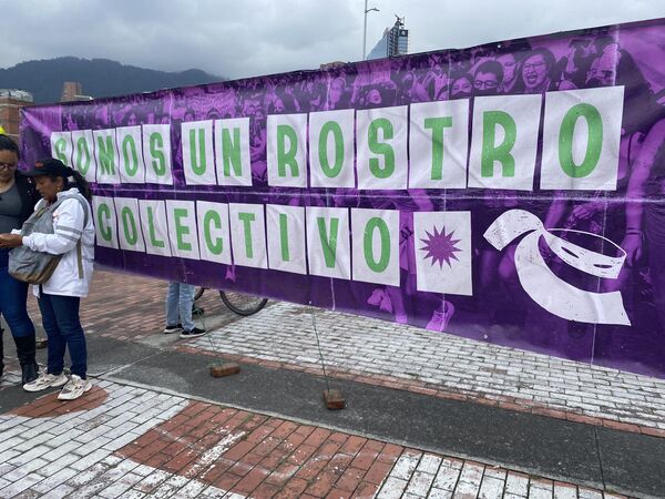 La organización Somos un rostro colectivo es la encargada de planear y movilizar las manifestaciones de las mujeres. Con música, letreros y arte invitaron a las víctimas a &quot;romper el silencio&quot;, a contar sus historias y a empatizar con el dolor y la rabia de muchas. - Sputnik Mundo