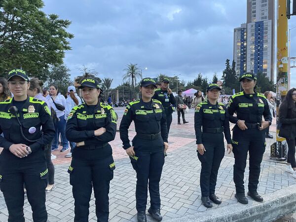 La Policía Nacional dispuso de oficiales mujeres para acompañar la marcha que se extendió por la calle 26, una de las principales arterias de Bogotá, que cruza la ciudad de oriente a occidente. - Sputnik Mundo