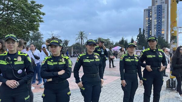 La Policía Nacional dispuso de oficiales mujeres para acompañar la marcha que se extendió por la calle 26, una de las principales arterias de Bogotá, que cruza la ciudad de oriente a occidente. - Sputnik Mundo