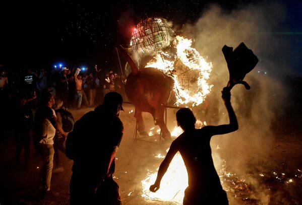 El festival incluye no solo el lanzamiento de fuegos artificiales sino también diversos concursos, entre ellos los musicales. - Sputnik Mundo