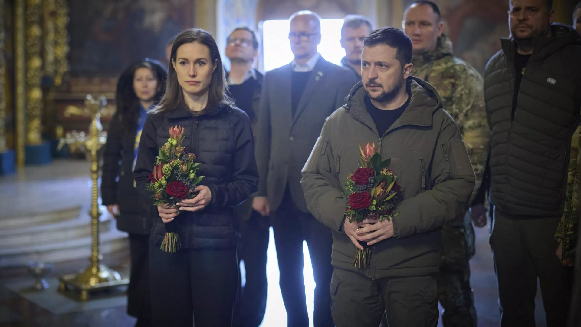 La primera ministra finlandesa, Sanna Marin, y el presidente ucraniano, Volodímir Zelenski, rinden un último homenaje al oficial ucraniano Dmytro Kotsiubaylo. 10 de marzo de 2023 