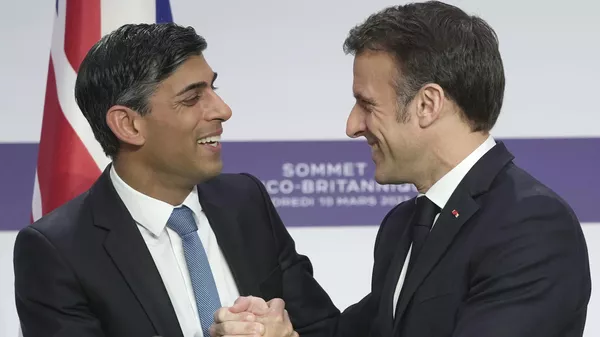 El primer ministro del Reino Unido, Rishi Sunak, y el presidente francés, Emmanuel Macron, durante una rueda de prensa conjunta en el Palacio del Elíseo en París, el 10 de marzo de 2023 - Sputnik Mundo