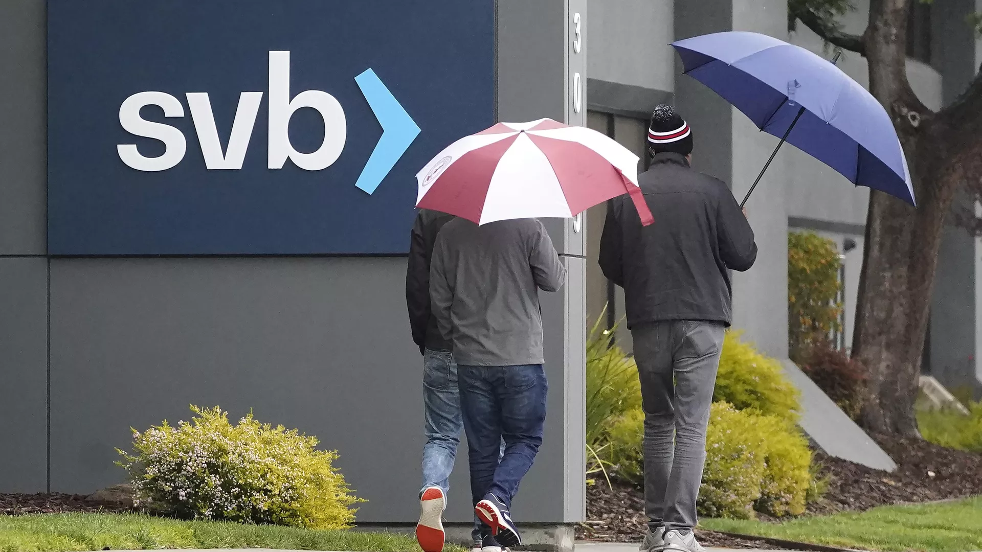 Un grupo de personas pasa junto a un cartel del Silicon Valley Bank en la sede de la empresa en Santa Clara, California, el 10 de marzo de 2023.