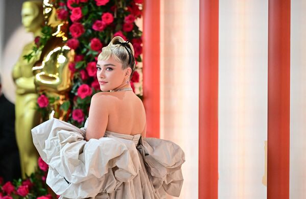 El vestido corto con capa de Valentino de Florence Pugh tampoco pasó desapercibido. Sin embargo, fue aclamado por la crítica como uno de los vestidos menos glamurosos de la noche. - Sputnik Mundo