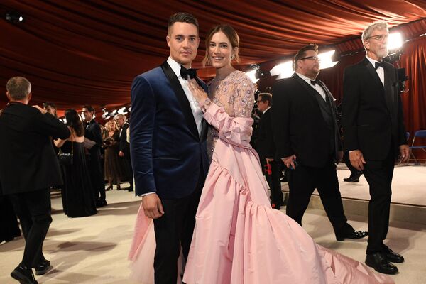 La actriz Allison Williams y su prometido, el actor alemán Alexander Dreymon, en la alfombra de la 95 edición de los Óscar. Según los críticos, Allison se veía &quot;regia&quot; con un vestido rosa suave de Giambattista Valli. - Sputnik Mundo