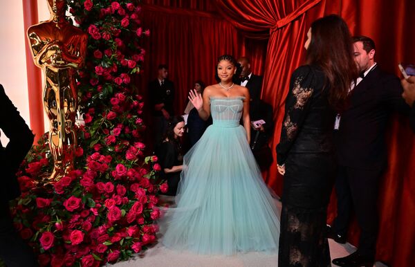 Halle Bailey, protagonista de La Sirenita (The Little Mermaid), apareció con un vestido azul claro sin tirantes de Dolce &amp; Gabbana. - Sputnik Mundo