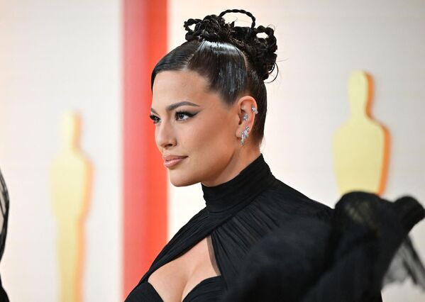 La modelo Ashley Graham llegó con un vestido negro transparente con mangas espectaculares de Alberta Ferretti. - Sputnik Mundo