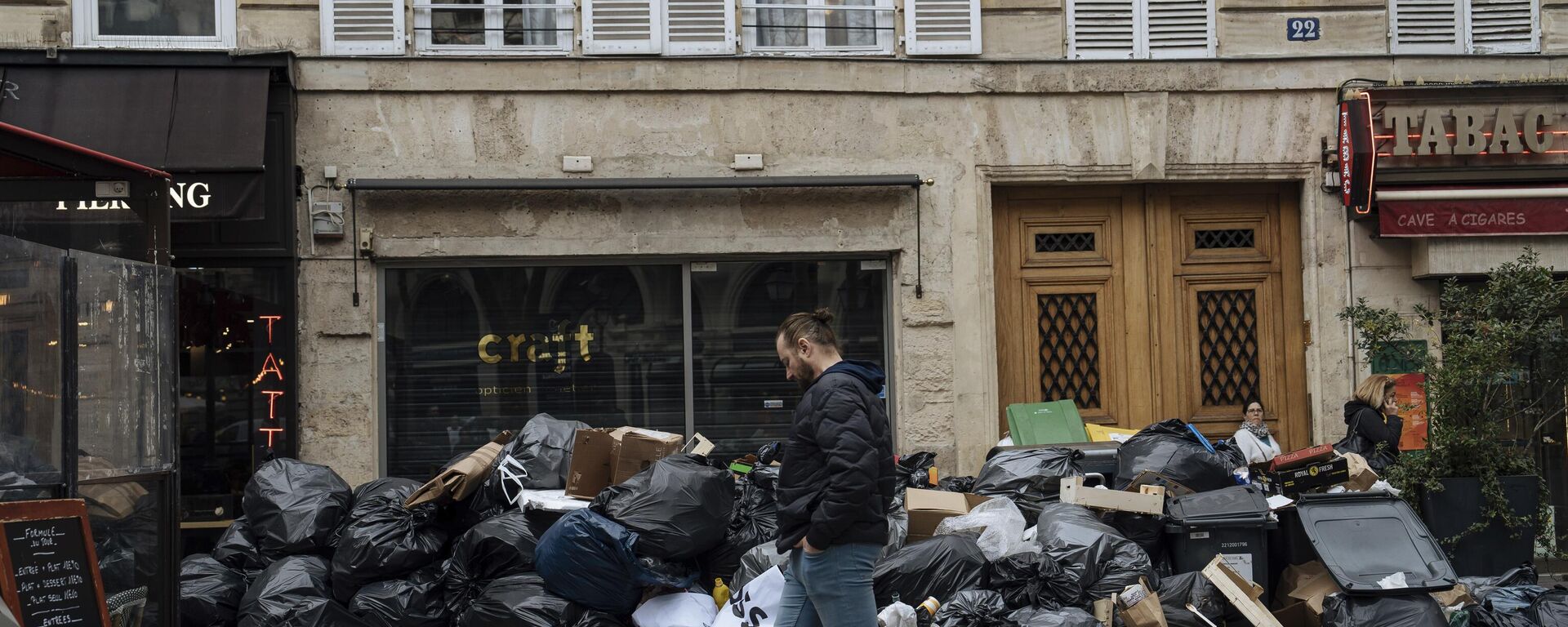 Las calles de París se llenan de basura en medio de las protestas por la reforma al sistema de pensiones - Sputnik Mundo, 1920, 13.03.2023