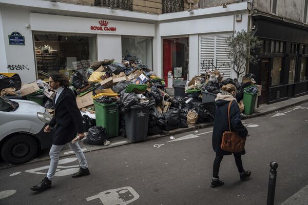 De acuerdo con el Ayuntamiento de París, hasta el domingo se habían acumulado 5.400 toneladas de desechos en las calles de la capital francesa, sobre todo en los barrios en los que el retiro de basura no es gestionado por servicios privados. De acuerdo con el Ayuntamiento de París, hasta el domingo se habían acumulado 5.400 toneladas de desechos en las calles de la capital francesa, sobre todo en los barrios en los que el retiro de basura no es gestionado por servicios privados. - Sputnik Mundo