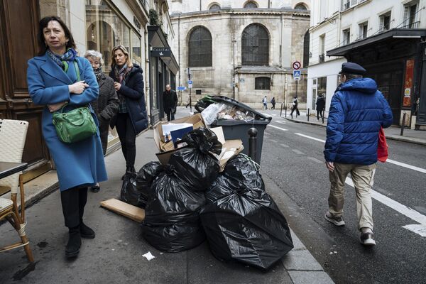 Ciudadanos transitan en medio de toneladas de basura Ciudadanos transitan en medio de toneladas de basura - Sputnik Mundo