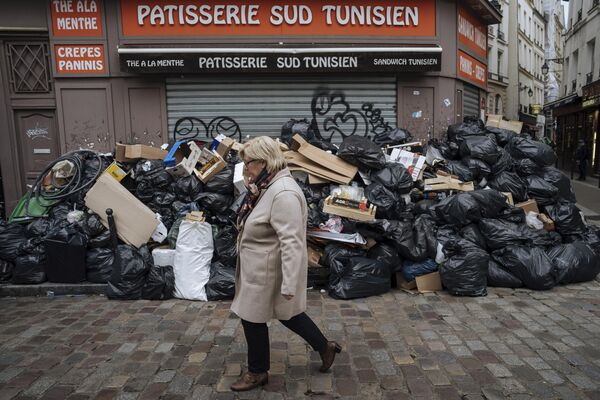 "Ayer (12 de marzo) marcó el séptimo día consecutivo de huelga de los recolectores de residuos parisinos contra las reformas de pensiones de Macron. Más de 5.400 toneladas métricas de basura se han acumulado en las calles de París. ¡La vida en rosa!", expresó en redes sociales el profesor de economía aplicada Steve Hanke, de la Universidad Johns Hopkins. "Ayer (12 de marzo) marcó el séptimo día consecutivo de huelga de los recolectores de residuos parisinos contra las reformas de pensiones de Macron. Más de 5.400 toneladas métricas de basura se han acumulado en las calles de París. ¡La vida en rosa!", expresó en redes sociales el profesor de economía aplicada Steve Hanke, de la Universidad Johns Hopkins. - Sputnik Mundo
