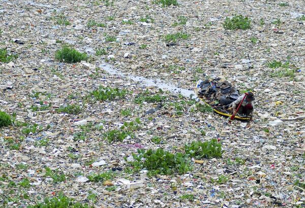El río Chitarum, en Indonesia, ha entrado en el Libro Guinness de los Récords como el río más sucio del planeta. La cantidad de basura que flota en él es un claro ejemplo de lo que es un auténtico desastre ecológico acuático. - Sputnik Mundo