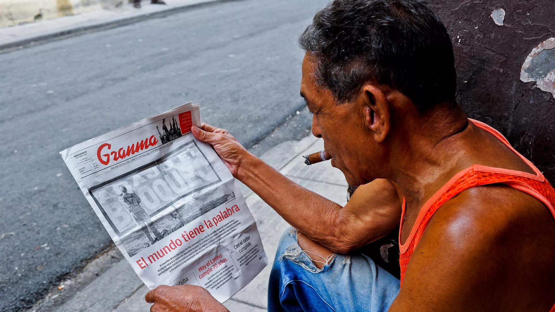 Un hombre con la revista cubana 'Granma'