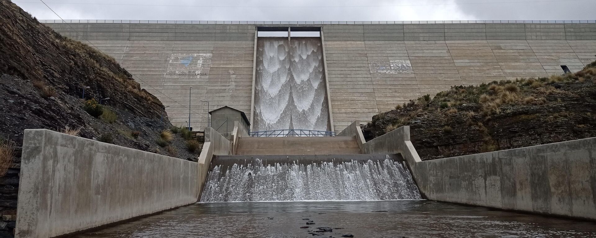 Serranías de Hampaturi, donde se encuentra la represa que sirve de agua a La Paz - Sputnik Mundo, 1920, 15.03.2023