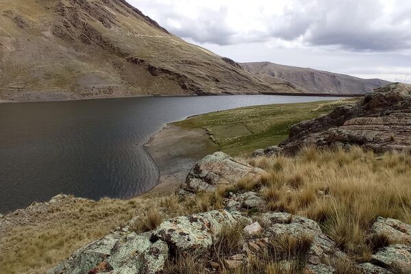 Serranías de Hampaturi, donde se encuentra la represa que sirve de agua a La Paz. - Sputnik Mundo