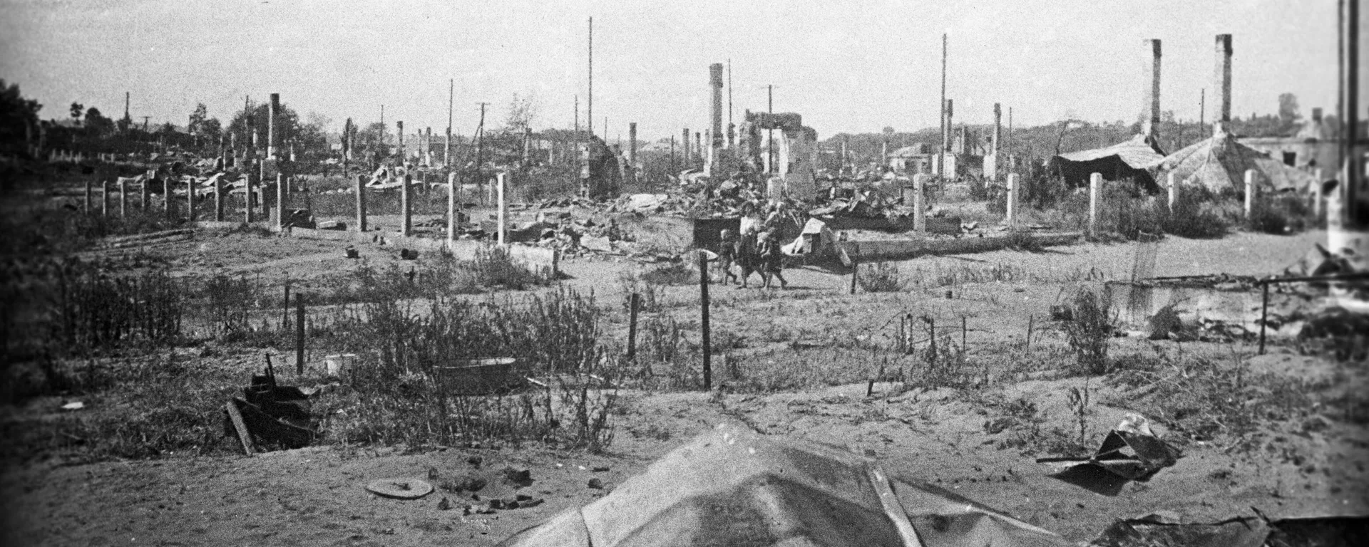 Un gueto judío en Vilijampolė (distrito de Kaunas) incendiado por los nazis durante la retirada, RSS de Lituania, URSS Un gueto judío en Vilijampolė (distrito de Kaunas) incendiado por los nazis durante la retirada, RSS de Lituania, URSS - Sputnik Mundo, 1920, 15.03.2023