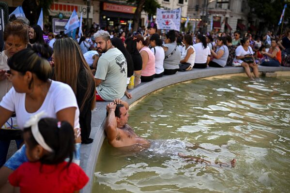 Los residentes se relajan en las fuentes, en los parques y plazas de la ciudad y en las orillas de las masas de agua. - Sputnik Mundo