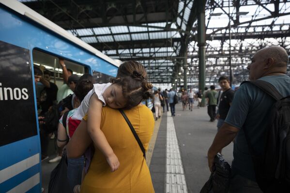 Los termómetros en Buenos Aires señalan 38 grados a la sombra. Se han cancelado las clases escolares debido al calor.En la foto: pasajeros en la estación de tren de Constitución tras interrumpirse el servicio ferroviario por un corte de electricidad. - Sputnik Mundo