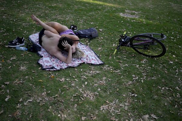 La ola de calor ha agravado una sequía ya grave en la región, amenazando las cosechas de soja, maíz y trigo.En la foto: habitantes de Buenos Aires escapan del calor en un parque de la ciudad. - Sputnik Mundo