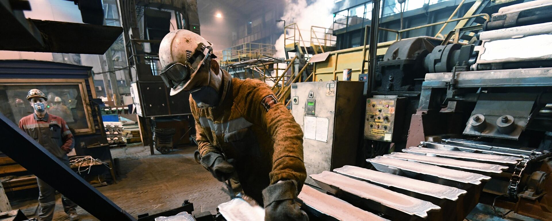Un trabajador saca lingotes acabados de los moldes en la fundición (imagen rederencial) Un trabajador saca lingotes acabados de los moldes en la fundición (imagen rederencial) - Sputnik Mundo, 1920, 15.03.2023