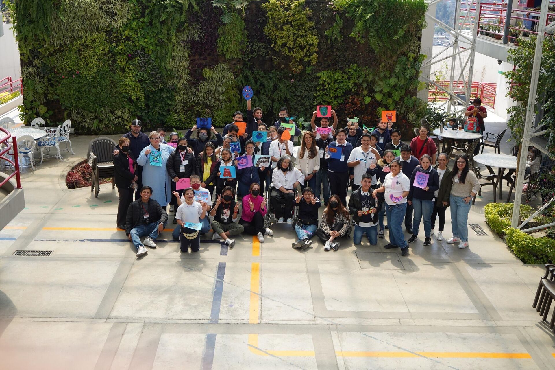 Alumnos y profesores posan en el patio interior de CONFE  - Sputnik Mundo, 1920, 15.03.2023