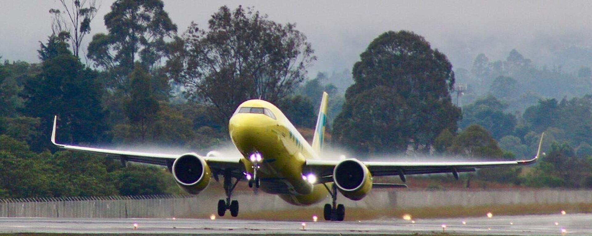 Un avión de Viva Air, aerolínea colombiana Un avión de Viva Air, aerolínea colombiana - Sputnik Mundo, 1920, 16.03.2023