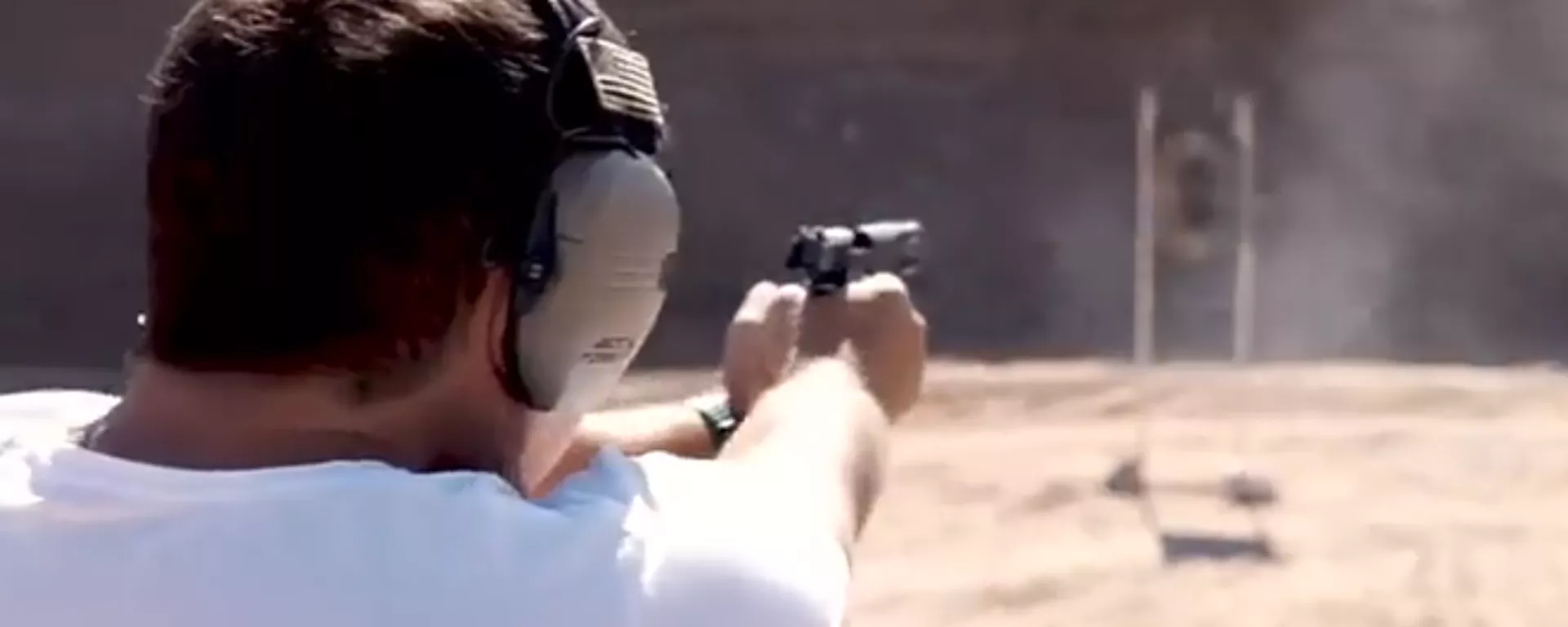 El candidato a gobernador de Tucumán, Ricardo Bussi, disparando un arma de fuego - Sputnik Mundo, 1920, 16.03.2023